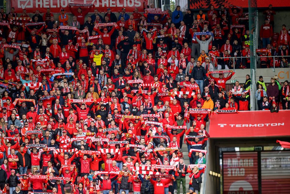 Łódź. Kibice na meczu Widzewa Łódź z Rakowem Częstochowa