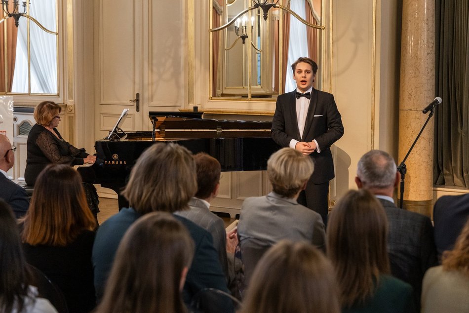 Łódź. Stypendia dla wybitnych uczniów z Łodzi i regionu przyznane. Nagrodzeni także nauczyciele