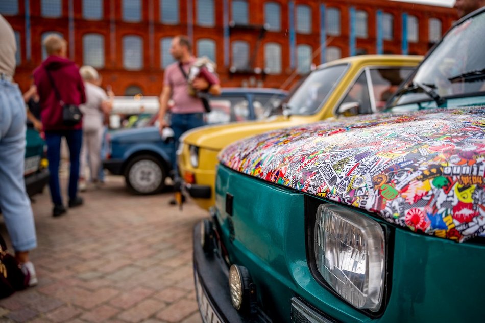 Łódź. Parada maluchów w Manufakturze! Kultowe fiaty 126p ciągle w modzie