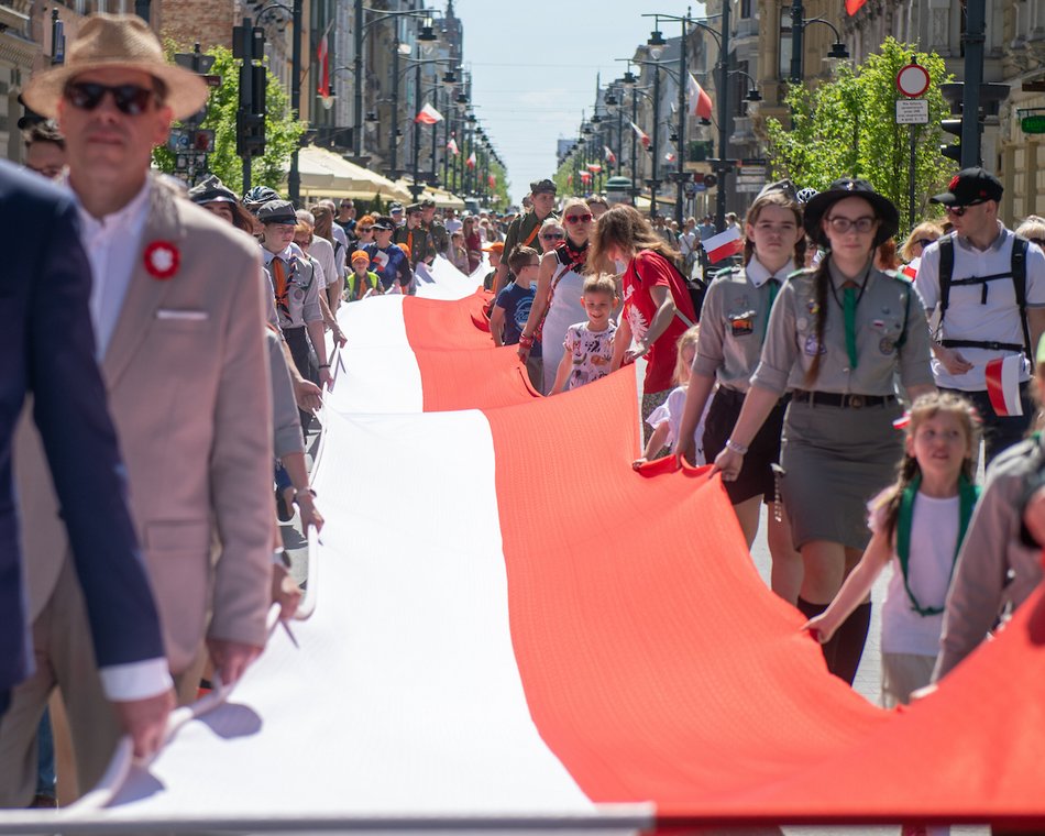 Łódź biało-czerwona. Ulicami miasta przeszedł marsz z okazji Dnia Flagi Rzeczypospolitej Polskiej