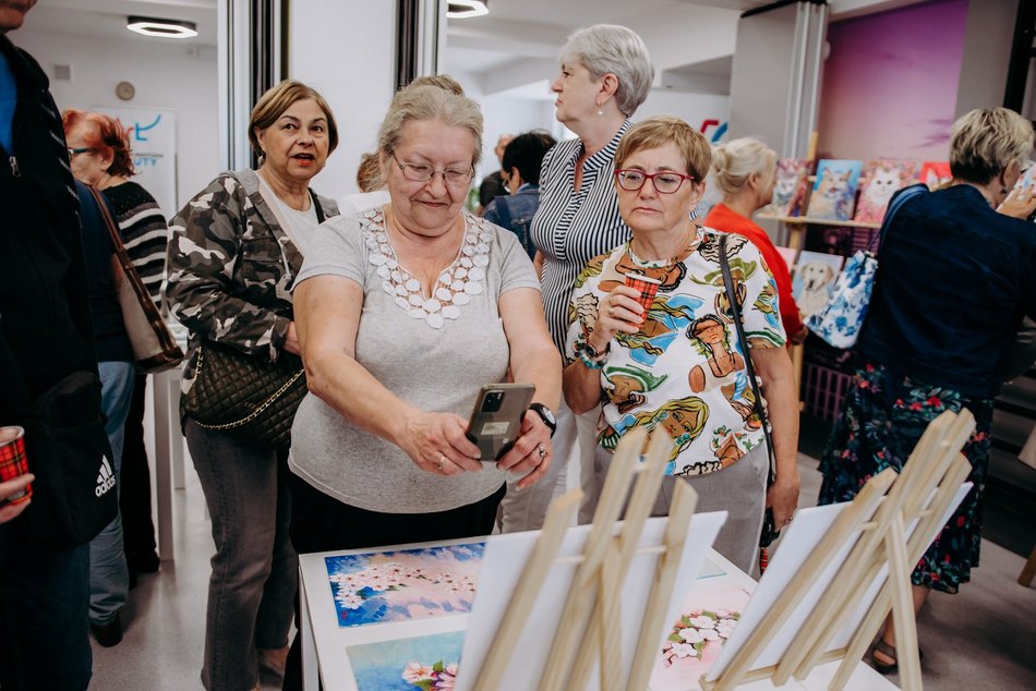 Wernisaż prac łódzkich seniorów w Centrum Zdrowego i Aktywnego Seniora przy ul. Nastrojowej 10