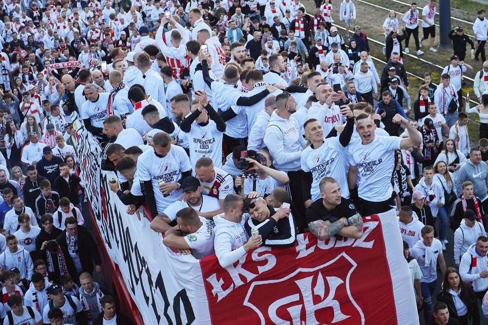 kibice i piłkarze świętują sukces