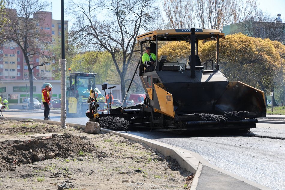 Łódź. Leją asfalt na Rondzie Broniewskiego w Łodzi! Remont Śmigłego-Rydza i Niższej zbliża się do końca!