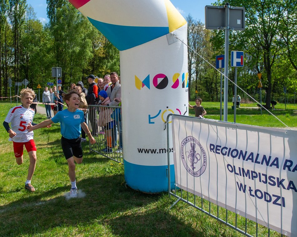 Łódź. XVII Bieg Olimpijczyków w parku Baden-Powella. Rywalizowali uczniowie szkół w Łodzi