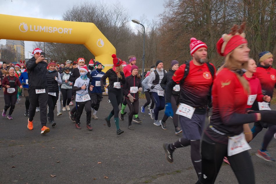 Łódź. Świąteczny bieg w parku Baden-Powella w Łodzi. Wspaniała atmosfera z nutą rywalizacji