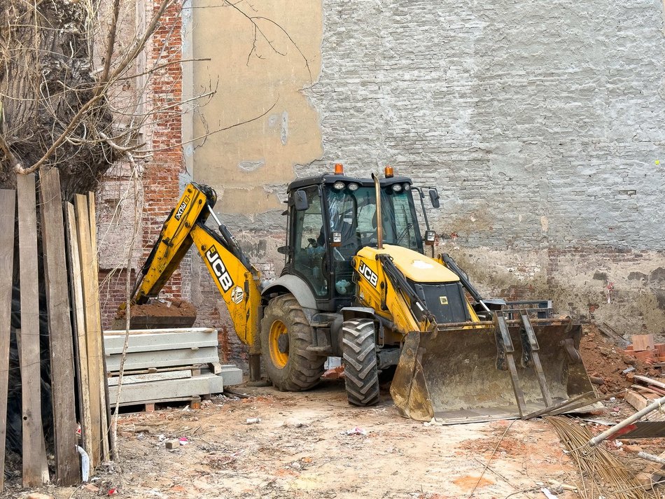 Łódź. Wielka rewitalizacja kamienicy przy Kilińskiego w Łodzi. Skuli ściany do gołej cegły!