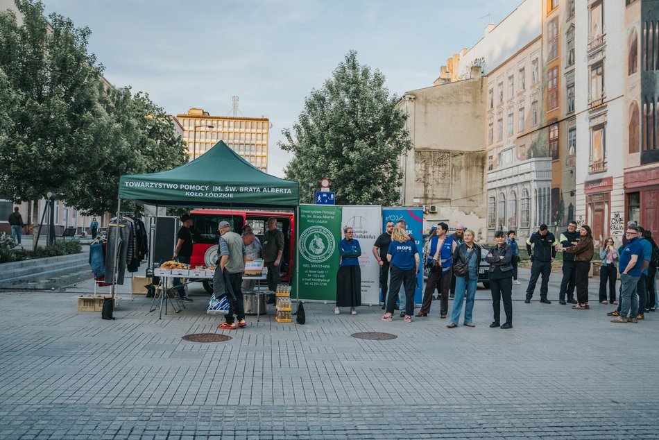Łódź. Namiot Pełen Wsparcia w Pasażu Schillera już działa! Specjaliści pomagają potrzebującym