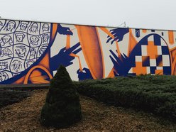 Łódź. Nowy mural na Lumumbowie w Łodzi. Studenci zostawili na ścianie swój ślad i to dosłownie