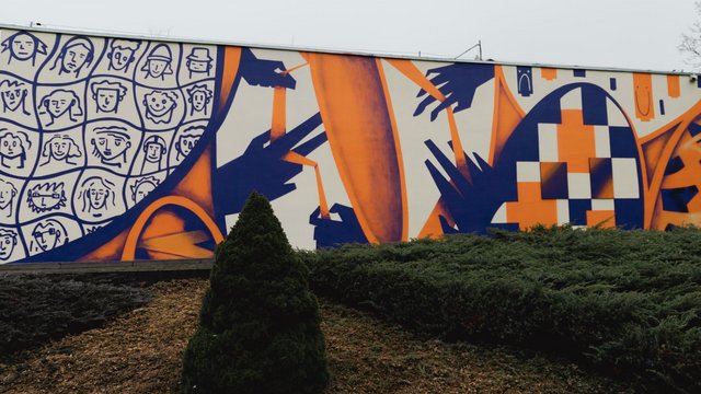 Nowy mural na Lumumbowie w Łodzi. Studenci zostawili na ścianie swój ślad... i to dosłownie