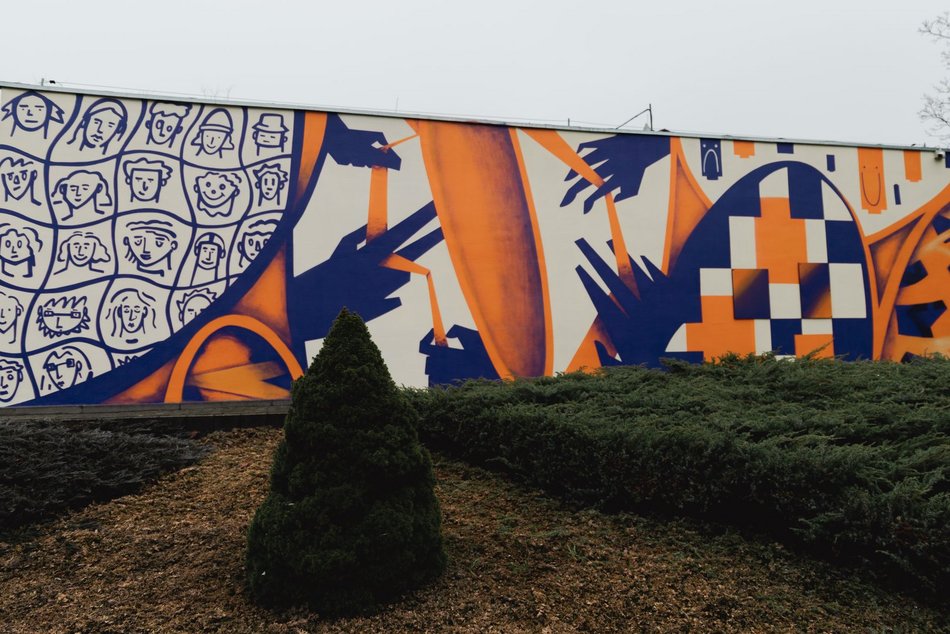 Łódź. Nowy mural na Lumumbowie w Łodzi. Studenci zostawili na ścianie swój ślad i to dosłownie