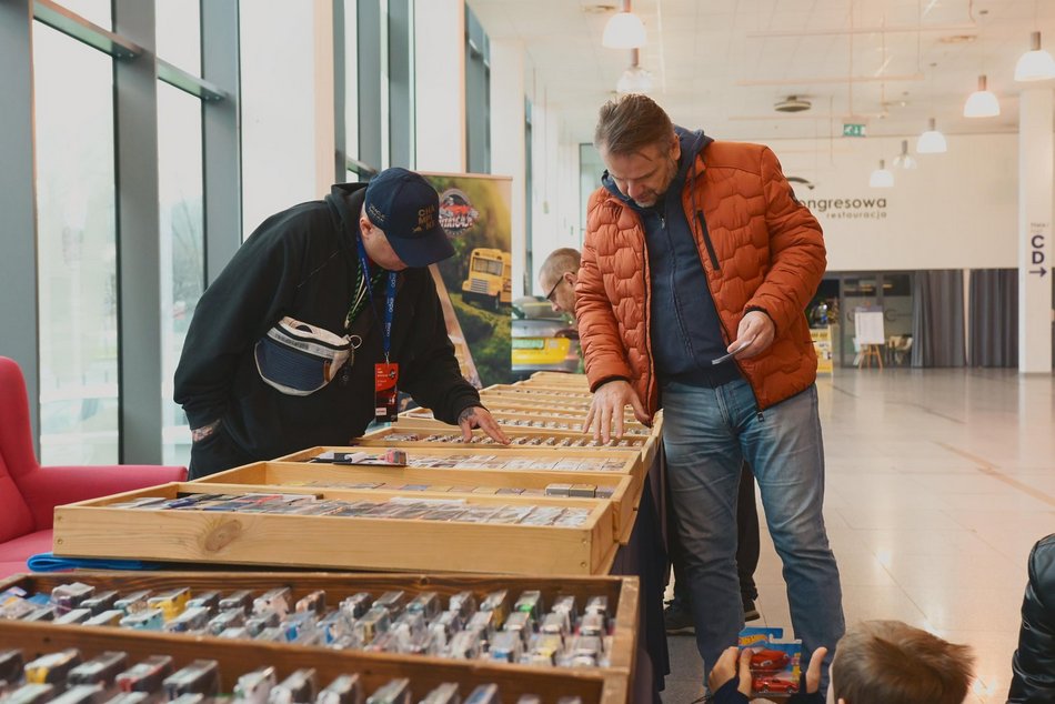 Łódź. Łódzkie Targi Motoryzacyjne w hali Expo Łódź. Klasyki, auta przyszłości, dealerzy i więcej