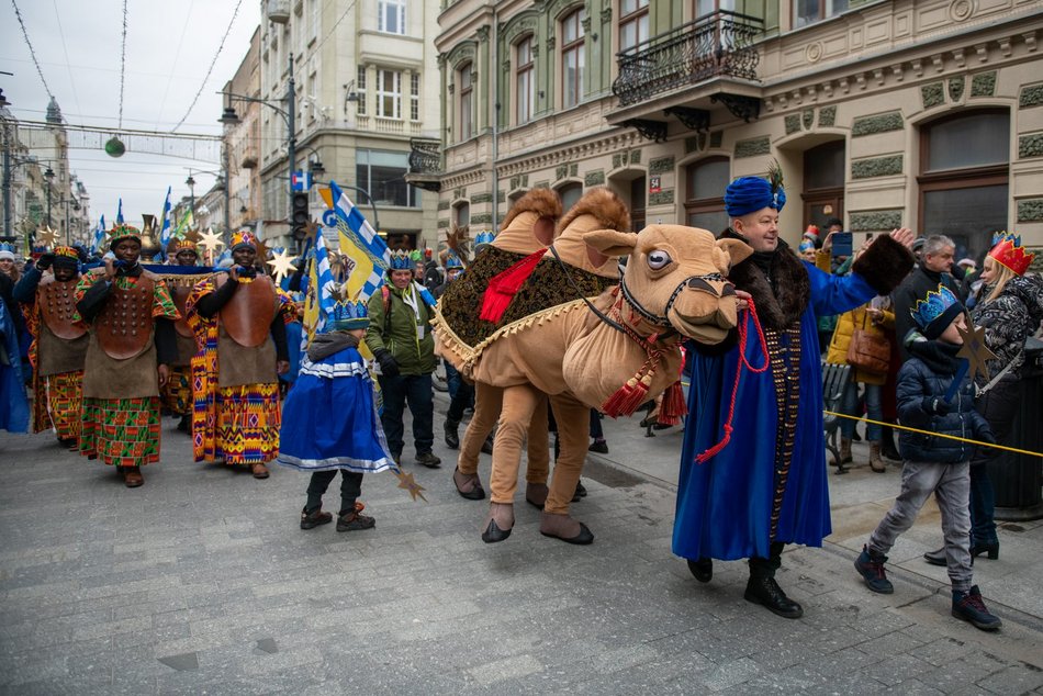 Orszak Trzech Króli w Łodzi. Tłumy łodzian świętowały w kolorowym pochodzie [ZDJĘCIA]