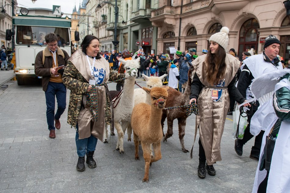 Orszak Trzech Króli w Łodzi. Tłumy łodzian świętowały w kolorowym pochodzie [ZDJĘCIA]