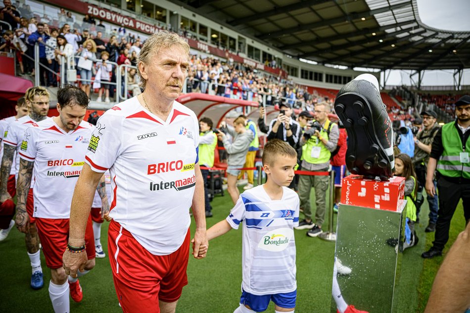 Łódź. Mecz Gwiazd w Łodzi. Na murawie Boniek, Krzynówek, Krychowiak