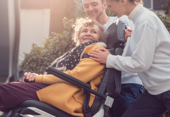 Bezpłatne przewozy do poradni specjalistycznych w Łodzi dla seniorów 70+. Jak zamówić transport?