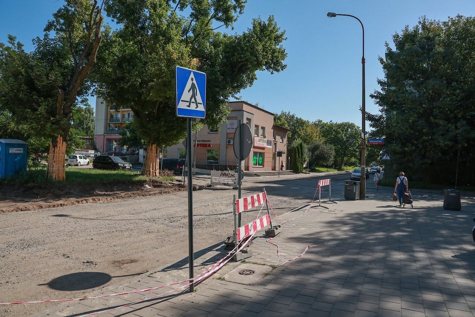 Łódź. Remont Organizacji WiN w Łodzi. Po pierwszych rozbiórkach czas na prace brukarskie