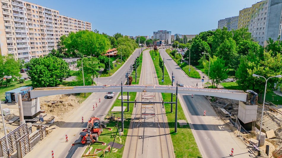 Łódź. Budowa kładek na Wyszyńskiego. Nad ulicą widać już całe konstrukcje