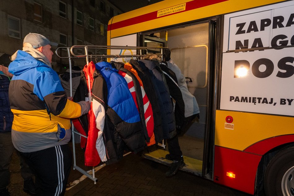 Karmi i ogrzewa. Autobus dla Bezdomnych i Potrzebujących w Łodzi pracuje z pełną mocą!