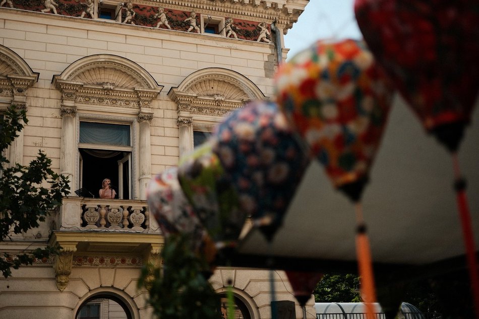 Łódź. Granie na balkonie przy Piotrkowskiej