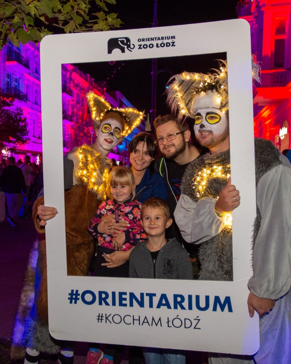 ludzie na festiwalu światła w Łodzi