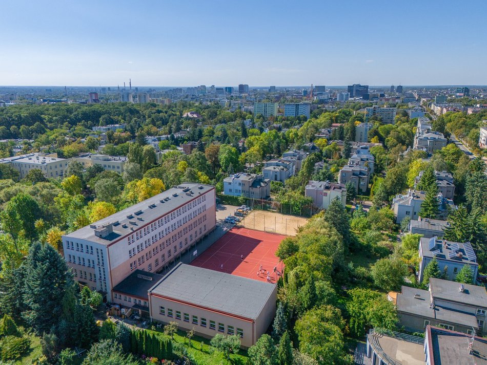 Łódź. XXIX Liceum Ogólnokształcące im. hm. Janka Bytnara „Rudego” w Łodzi - ul. Zelwerowicza 38/44