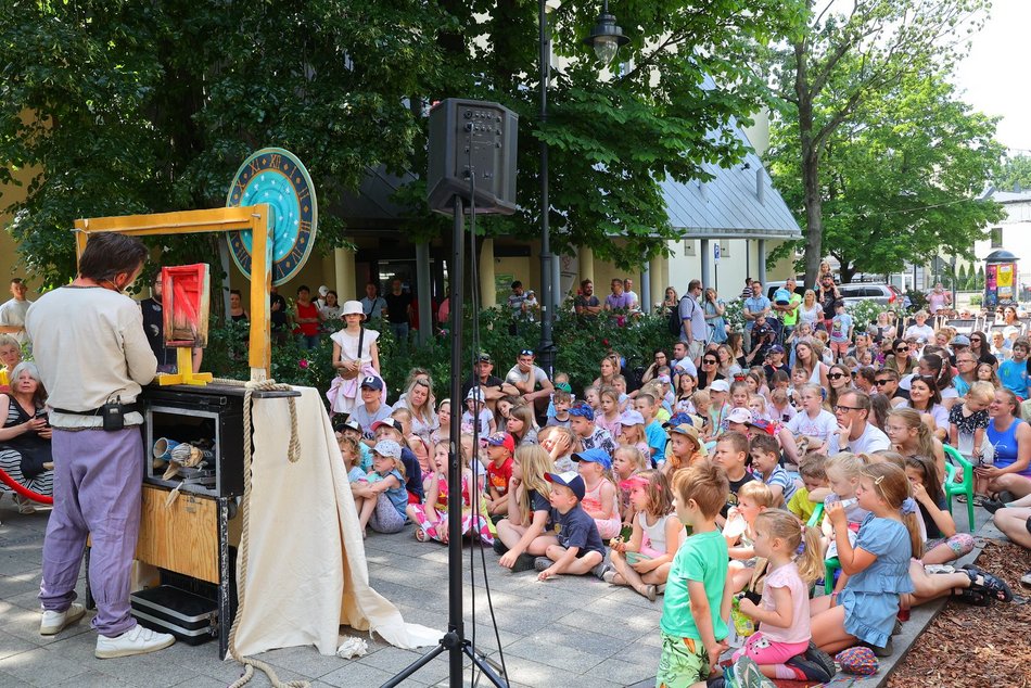 Łódź. Baśniowa Piotrkowska w Łodzi. Teatr Barnaby zachwycił dzieci!