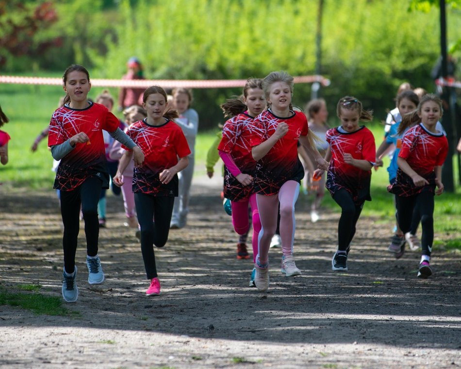 Łódź. XVII Bieg Olimpijczyków w parku Baden-Powella. Rywalizowali uczniowie szkół w Łodzi
