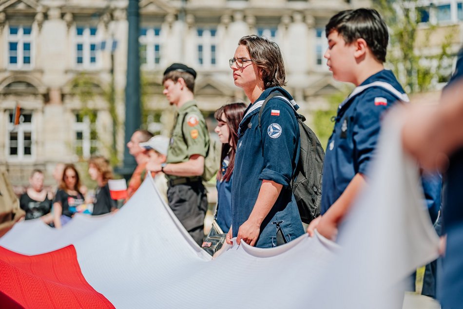 Łódź. Dzień Flagi w Łodzi. Biało-czerwony korowód przeszedł Piotrkowską