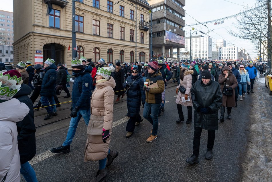 Łódź. Orszak Trzech Króli przeszedł ulicami Łodzi. Radosny pochód przyciągnął tłumy