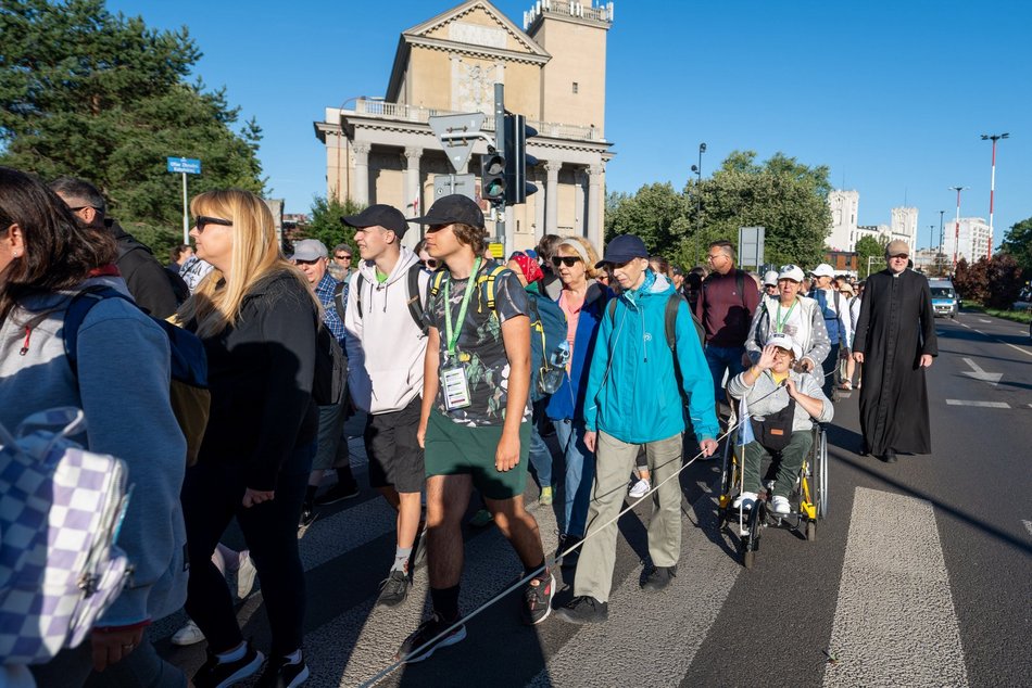 Łódź. Ruszyła 100. Piesza Pielgrzymka Łódzka na Jasną Górę. Maszeruje ponad 200 pątników!