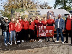 Łódź. Sportowcy na rzecz schroniska w Łodzi. Paleta pełna karmy i wyprawek dla zwierzaków!