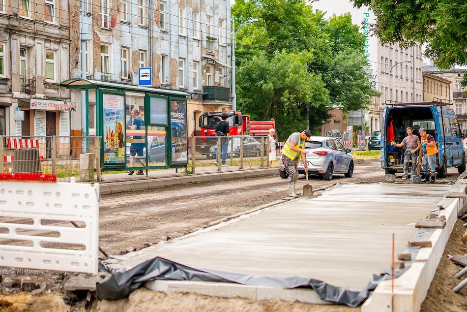 Łódź. Remont Pabianickiej w Łodzi. Powstają kolejne metry nowej nawierzchni i chodników