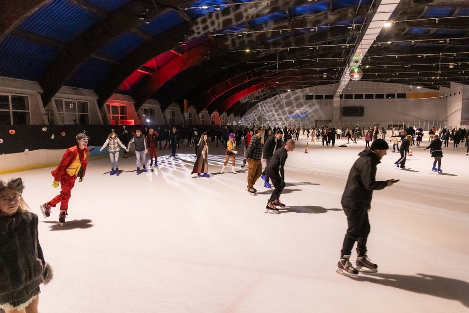 Łódź. Halloween na lodowisku Bombonierka w Łodzi. Królestwo duchów i zjaw na lodzie