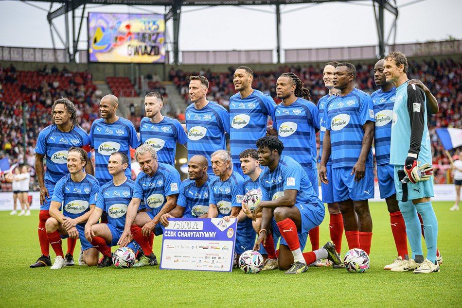 Łódź. Mecz Gwiazd w Łodzi. Na murawie Boniek, Krzynówek, Krychowiak