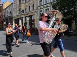 Orkiestra na ul. Piotrkowskiej z okazji 601. Urodzin Łodzi