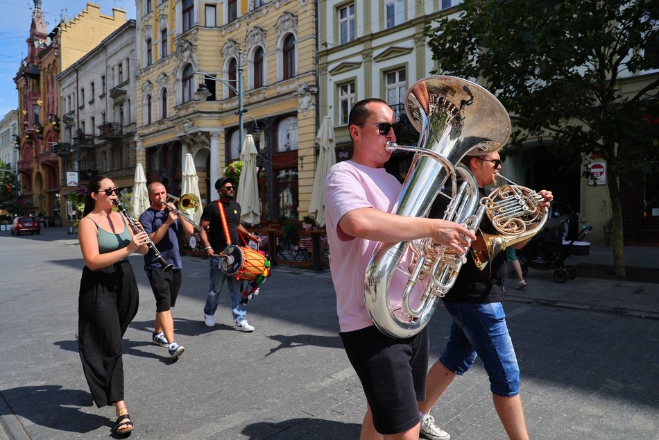 Orkiestra na ul. Piotrkowskiej z okazji 601. Urodzin Łodzi