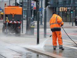 Sprzątanie dróg po zimie w Łodzi