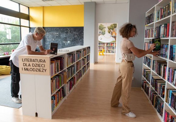 Nastolatki w Bibliotece Miejskiej w Łodzi