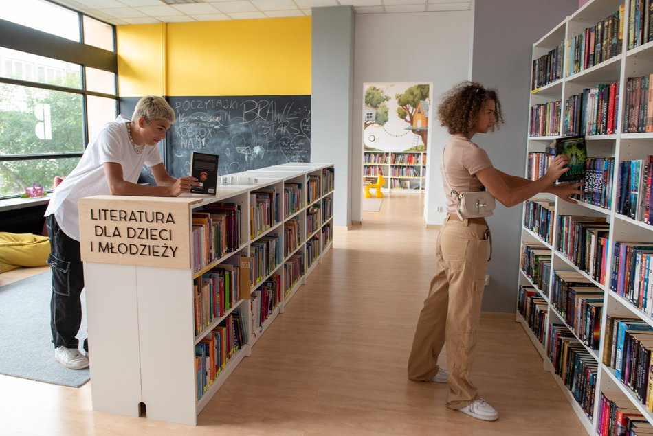 Nastolatki w Bibliotece Miejskiej w Łodzi