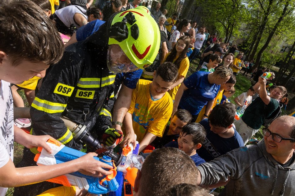 Bitwa wodna na Manhattanie w Łodzi. Śmigus-dyngus pełną parą!