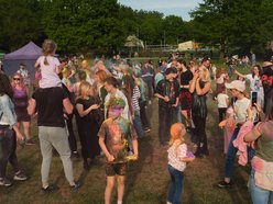 Łódź. Festiwal kolorów na Stawach Jana w Łodzi. Tłumy wzięły udział w bitwie na kolorowy proszek!