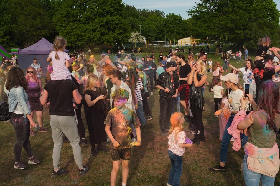 Łódź. Festiwal kolorów na Stawach Jana w Łodzi. Tłumy wzięły udział w bitwie na kolorowy proszek!