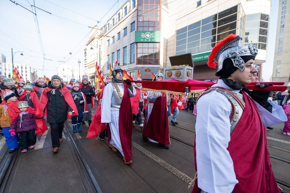 Łódź. Orszak Trzech Króli przeszedł ulicami Łodzi. Radosny pochód przyciągnął tłumy