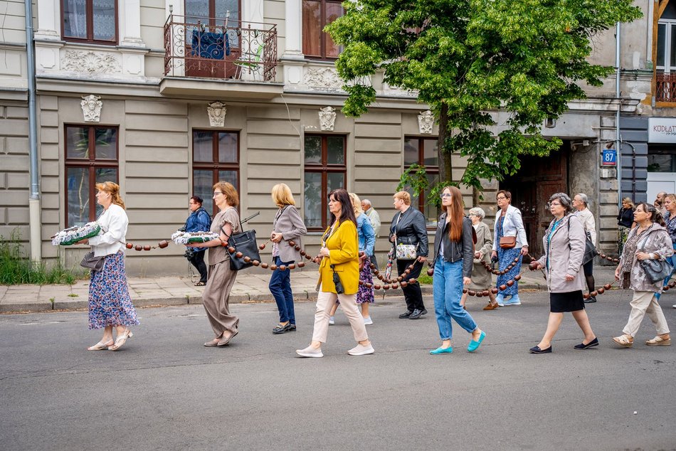 Łódź. Boże Ciało w Łodzi. Procesja z kościoła Matki Boskiej Zwycięskiej przeszła ulicami miasta