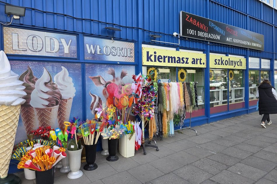 Łódź. Co kupisz w niebieskim pawilonie na Retkini? Szewc, pub, 1001 drobiazgów, zegarmistrz i więcej