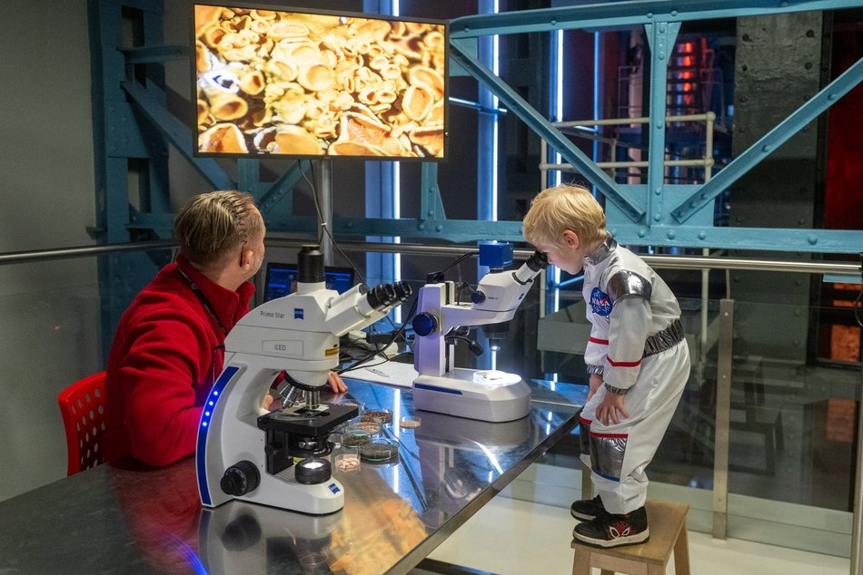 Łódź. Sławosz Uznański-Wiśniewski w EC1 Łódź. Tłumy łodzian na spotkaniu z astronautą