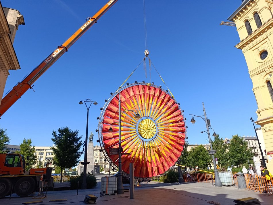 Łódź. Gigantyczne słońce na placu Wolności. Light Move Festival 2025 Łódź coraz bliżej!