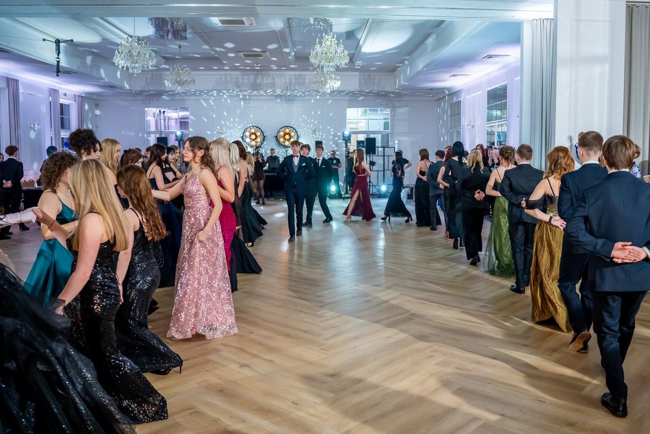 Łódź. Studniówka IV LO w Łodzi. Kreacje, które zapierały dech i radość na twarzach młodzieży