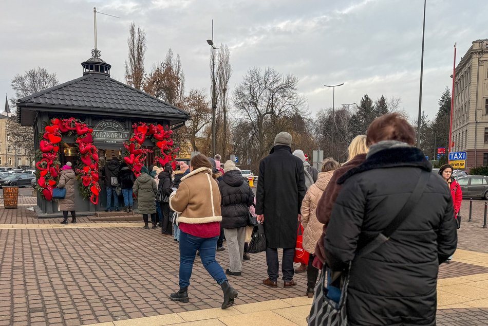 Łódź. Kolejka po pączki