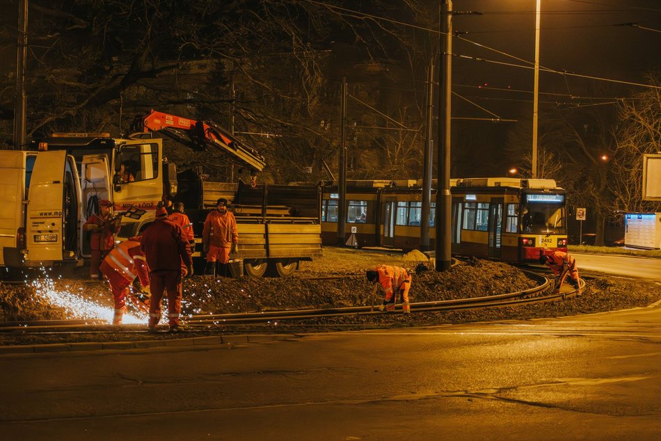 Nocne remonty torowiska MPK Łódź przy Rondzie Lotników Lwowskich